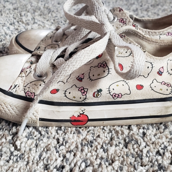 Hello Kitty × Converse Sneakers with Apple Accents - Picture 4 of 11